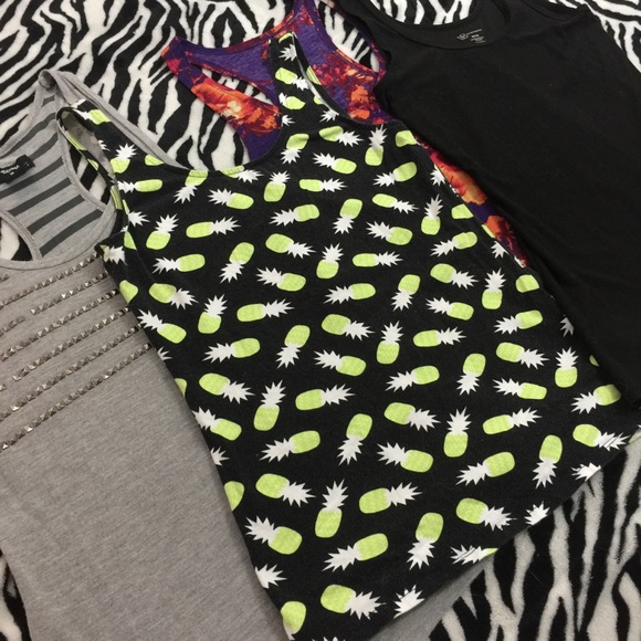 All 4 tank tops lot / set / bundle - Picture 2 of 7